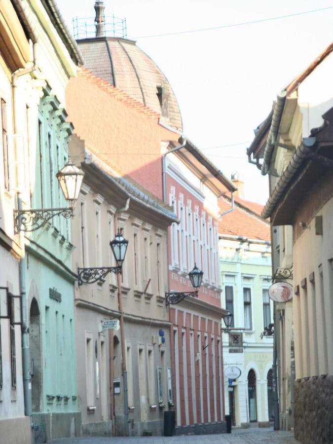 Ezuest Boroka Apartman Eger Eksteriør bilde