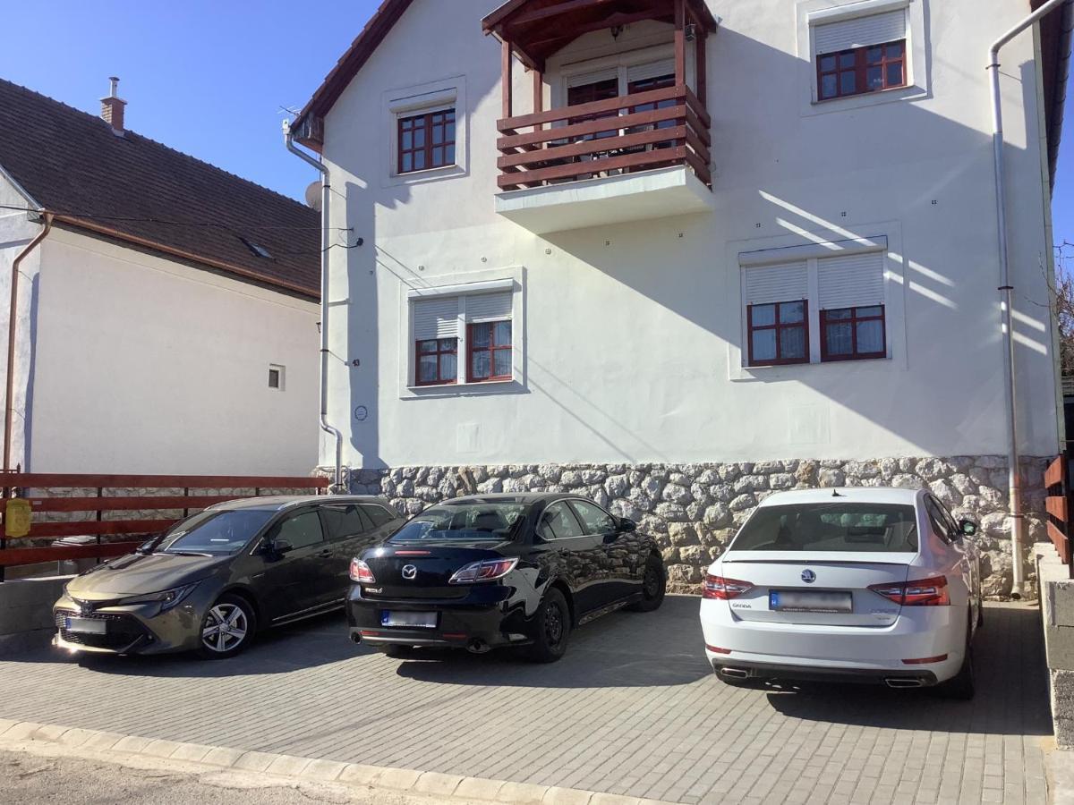 Ezuest Boroka Apartman Eger Eksteriør bilde